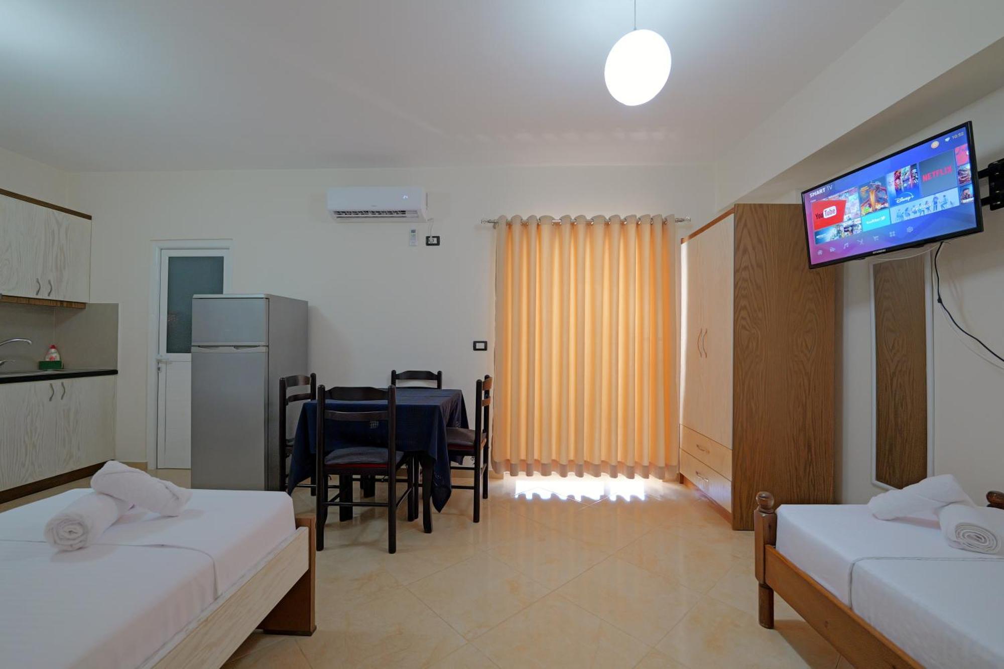 Livia'S Guesthouse คซามิล ภายนอก รูปภาพ