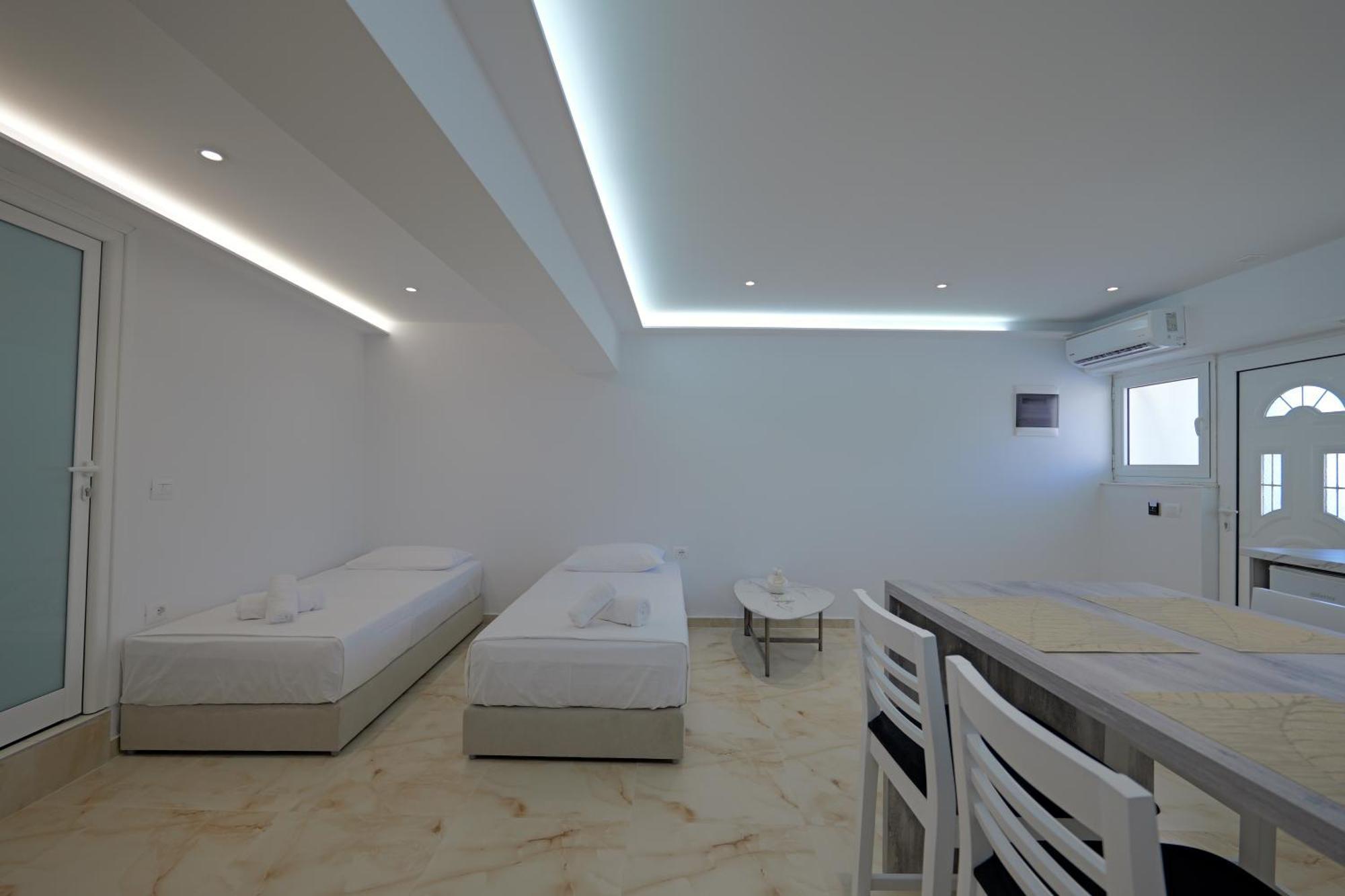 Livia'S Guesthouse คซามิล ภายนอก รูปภาพ