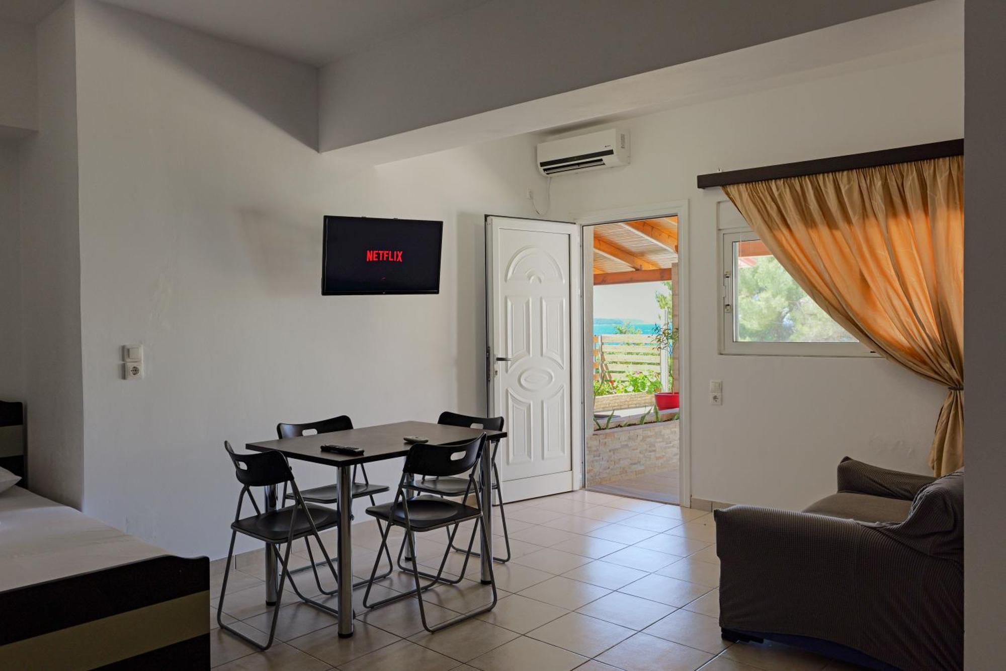 Livia'S Guesthouse คซามิล ภายนอก รูปภาพ