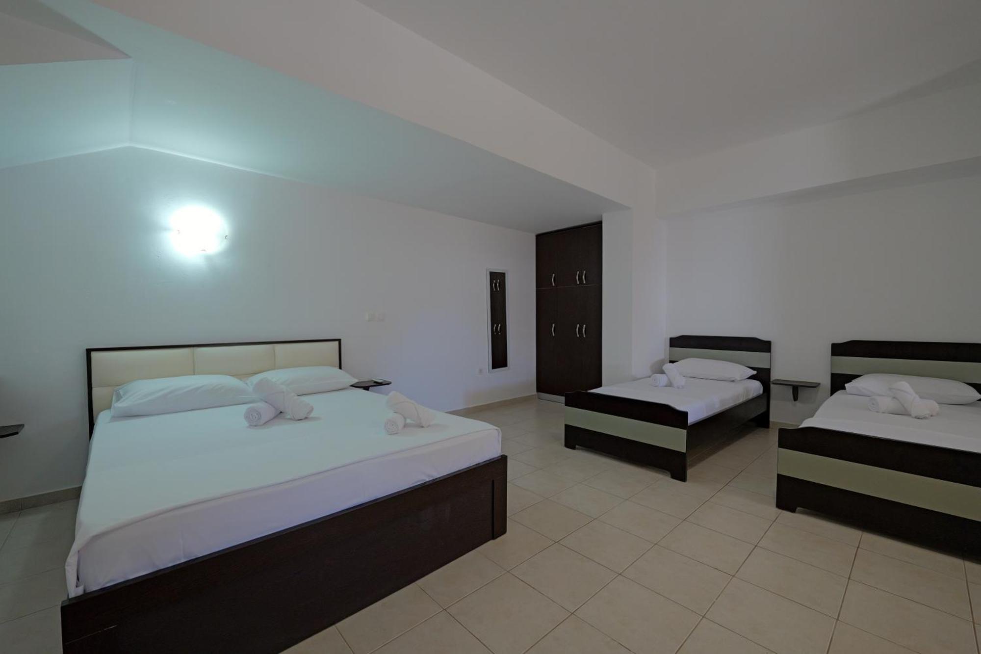 Livia'S Guesthouse คซามิล ภายนอก รูปภาพ