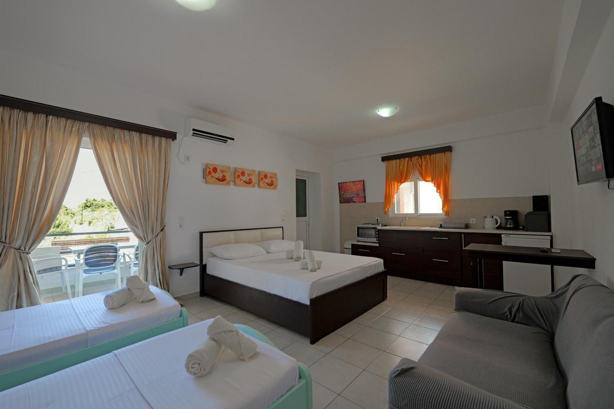 Livia'S Guesthouse คซามิล ภายนอก รูปภาพ